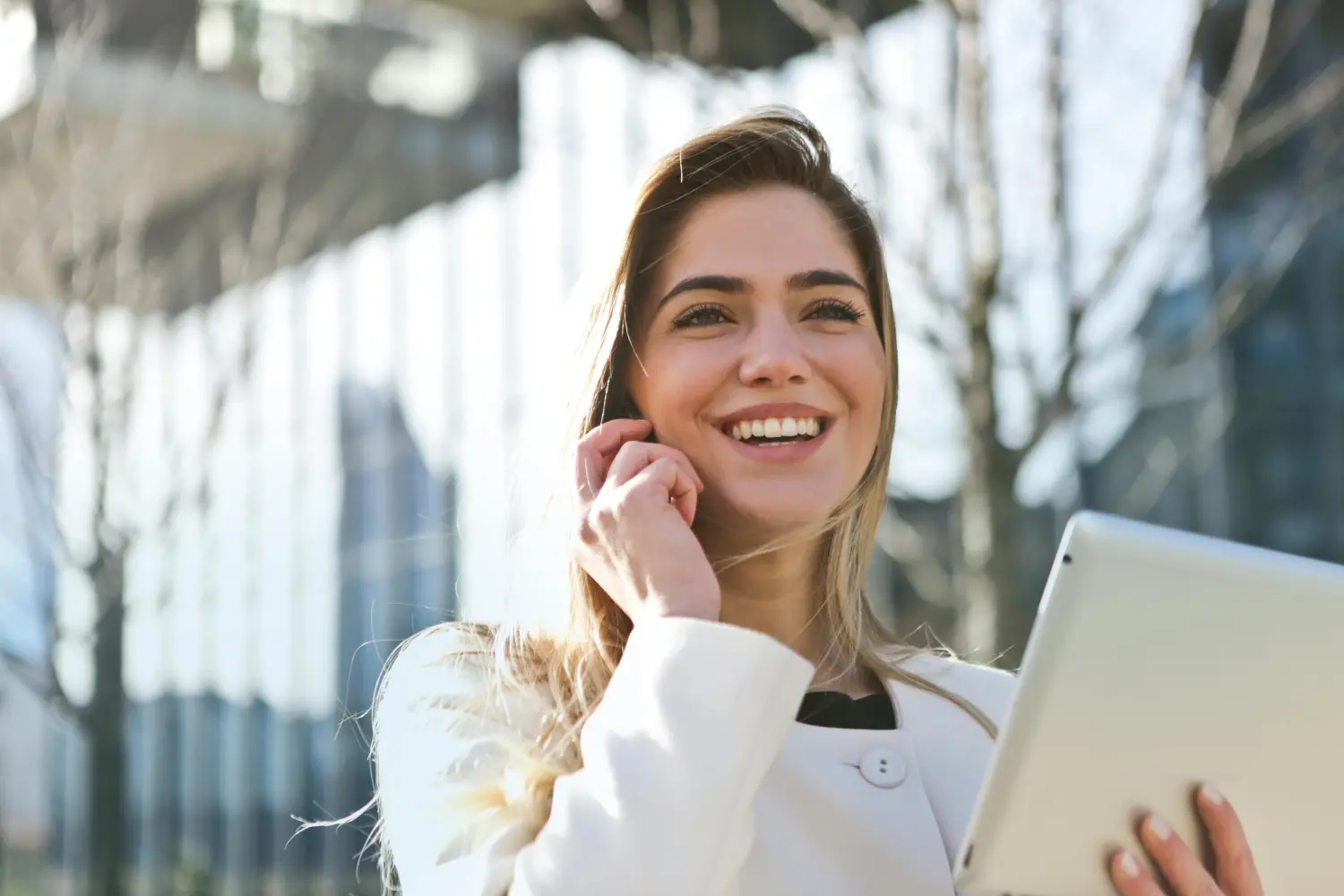 Cosber-Mitarbeiter im Gespräch am Telefon